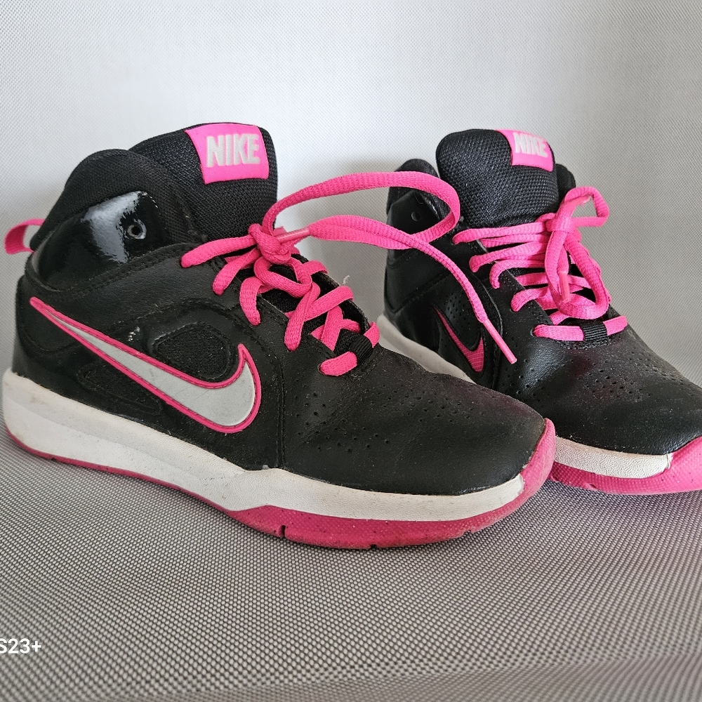 Girls Nike shoes 2youth black and pink